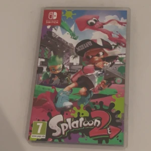 Splatoon 2 - Splatoon 2 är ett färgsprakande och actionfyllt spel till Nintendo Switch. Perfekt för dig som gillar snabba matcher, coola karaktärer och lagspel. Utmana vänner i färgkrig eller testa spännande lägen som Salmon Run. Passar både nybörjare och erfarna gamers!