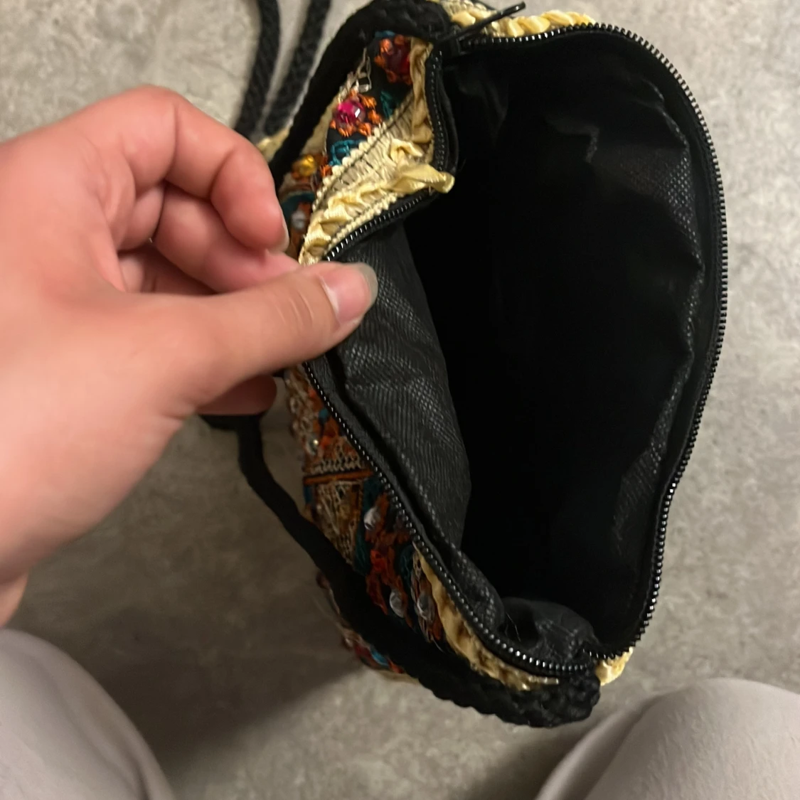 Broderad axelväska med pärlor och dragkedja - 2