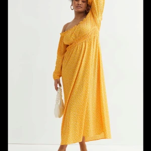 Gul blommig offshoulder maxiklänning H&M - Superfin gul långklänning från H&M med vita småblommor. Nyttskick, prislapp finns kvar. 