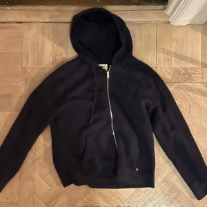 Mörkblå hoodie Zadig & Voltaire med döskalle - Cool mörkblå huvtröja från Zadig & Voltaire med dragkedja och stor silverfärgad döskalle på ryggen. Inga defekter samt knappt använd
