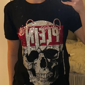 Philipp Plein t-shirt  - Skiiitsnygg svart Philippe plein T-shirt med glittrig döskalle. Köpte den för något år sen på minttu men inte haft användning för den. Nypris: 9600 kr hör av er om ni har frågor💕