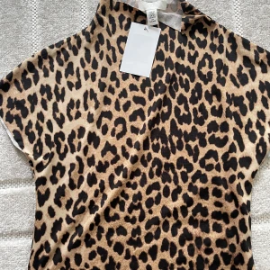 Leopardmönstrad topp från H&M - Säljer denna topp fårn H&M för att den inte har kommit till användning. Prislappen sitter även kvar