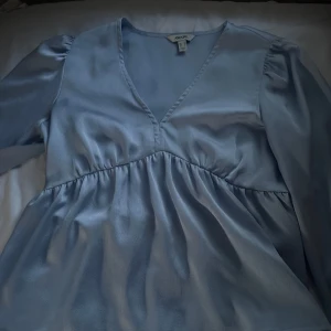 Ljusblå blus i satin från Aware - Intresse koll på Supersöt ljusblå blus från Aware i silke. Blusen har v-ringning, långa ärmar och en lätt rynkad midja. Gillar den frf väldigt mycket men håller på att rensa ut garderoben💕 