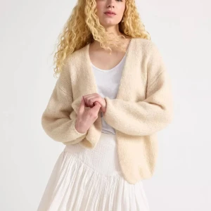 Beige stickad kofta i oversized modell - Mysig, trendig, beige kofta från Lindex. Koftan har långa ärmar och öppen front utan knappar. Perfekt för sommaren💕💕köpt här på Plick.