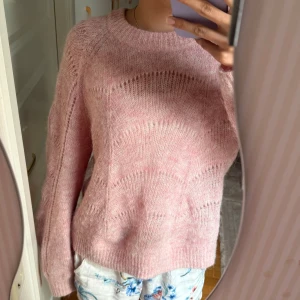 Ljusrosa stickad tröja med mönster - ‼️Finns fri frakt inlägg‼️Supermysig ljusrosa stickad tröja med rund hals och diskret vågigt hålmönster.  Köpte den för 699 och säljer för 240💕 står storlek m men passar mer som en S🫶🏼