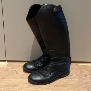 Svarta ridstövlar  - Säljer ett par svarta ridstövlar ifrån Steeds i väldigt gott skick. Säljer dom billigt då jag inte har plats för dom!