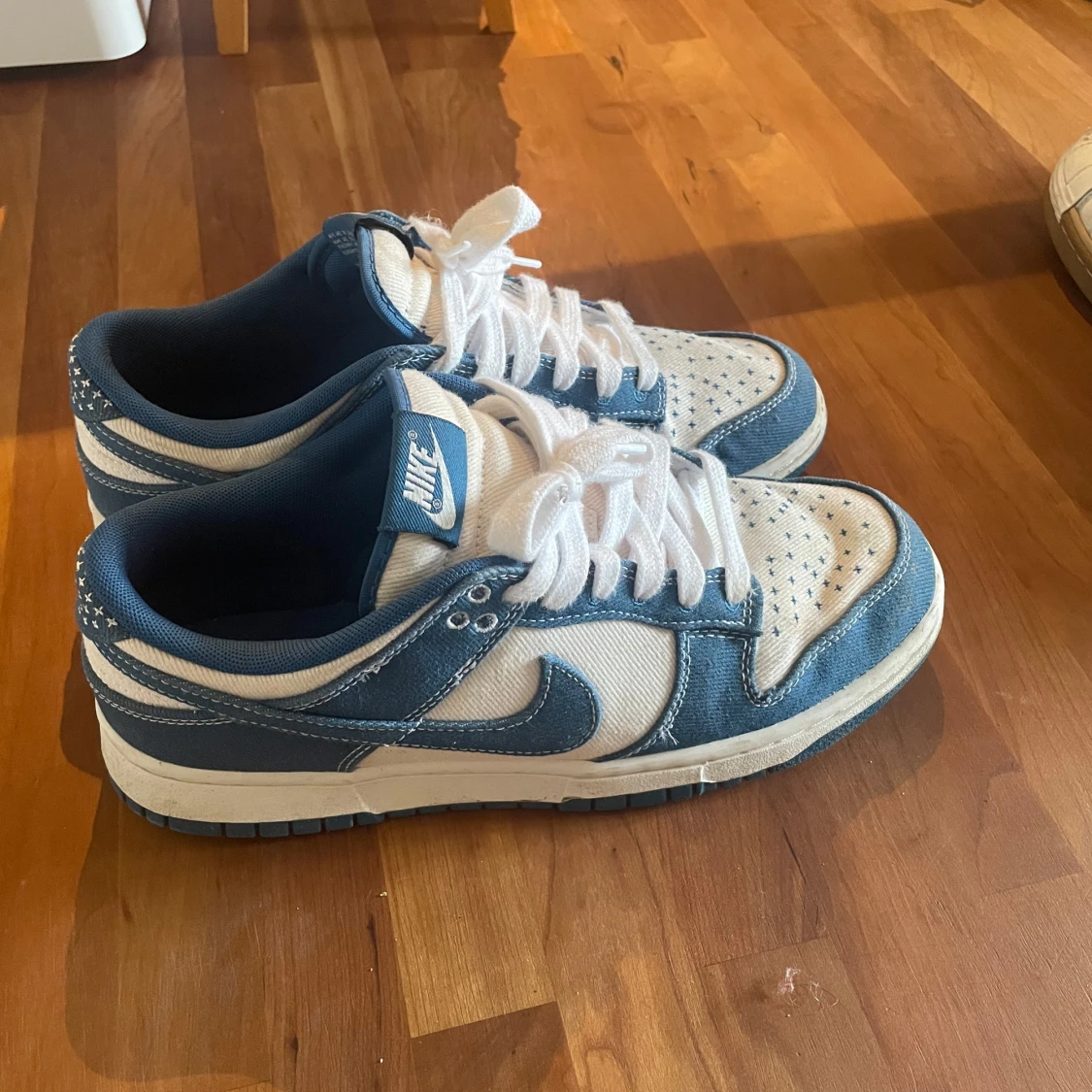 Nike Dunk Low i denim och vitt - 1
