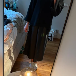 Satinkjol - Super snygg satinkjol🖤den är i en 38 men passar en 36 också