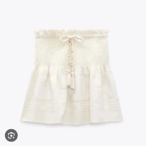 Vit kortkjol med snörning och volang - Säljer denna populära kjol från zara🩷 använd fåtal gånger och är som helt ny🩷🩷 jättefin till sommaren🫶🏼