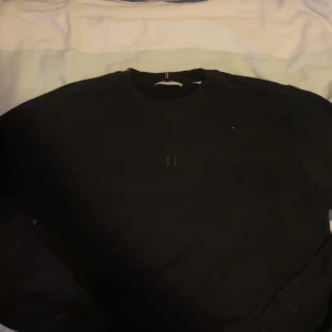 Sweatshirt (Svart) - Les Deux 🇩🇰  - Märke- Les Deux 🇩🇰  Färg - Svart Passform - Regular Kön - Herr Fläckar/Skador - Inga Ordinarie pris - 1000 SEK  Försök att tvätta i 30-40 grader i tvättmaskin och torka FÖRSIKTIGT! (Låt den helst lufttorka)