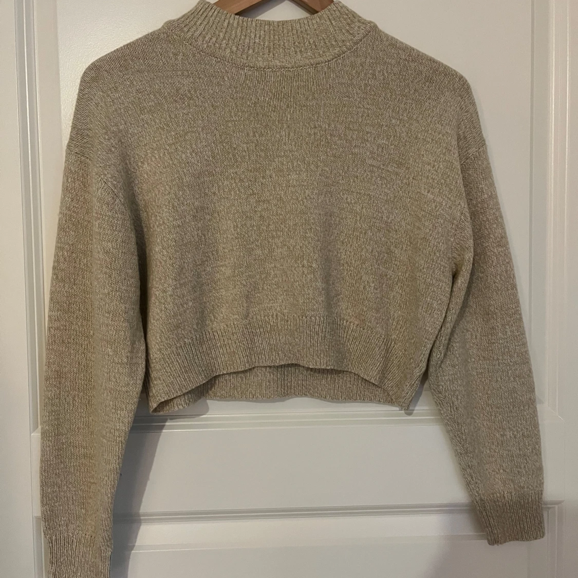 Beige croppad stickad tröja - 1