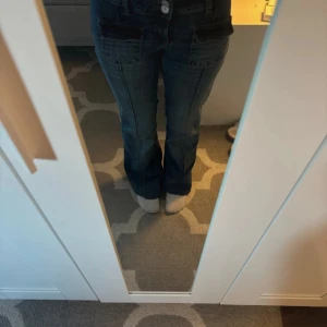 Blå bootcut jeans från Nelly - Snygga blå jeans från Nelly med bootcut och låg midja. Säljer dessa då det inte kommer till användning, använda max 2 gånger. Köpa för 699kr. Storlek 32/xxs. Finns ute på vinted oxå💞