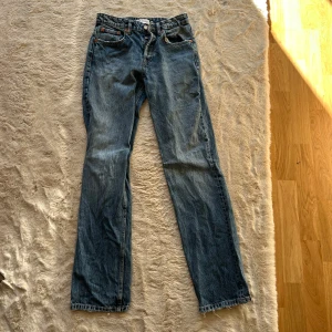 Blå jeans - Klassiska blå jeans från Zara med raka ben och midweisted. 🧵💙🫐