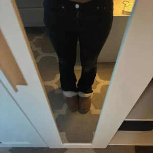 Svarta bootcut jeans från Perfect Jeans - Säljer ett par svarta bootcut jeans från Perfect Jeans i storlek 32/xxs. Sparsamt använda. Säljer då de inte kommer till användning tyvärr. Finns även ute på Vinted💞 
