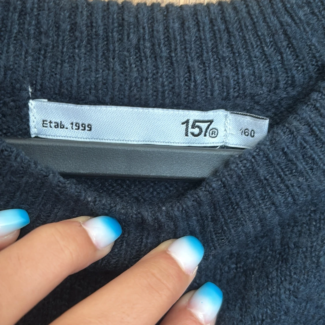 Mörkblå stickad tröja från 157 - 2