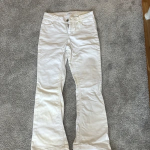 Vita bootcut jeans från Lindex - Snygga vita jeans från Lindex i modell Freja, storlek 164. Byxorna har klassisk femficksdesign, låg midja och bootcut-ben. Har lite färg men går bort i tvätten. De tvättas innan leverans. 