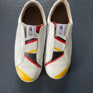 Royal Elastic - Bishop 41 - Australiensk sneaker märke alltid utan skosnören.  Unisex storlek 41.  Mycket gott skick se bild på sulan. Nypris 1500kr