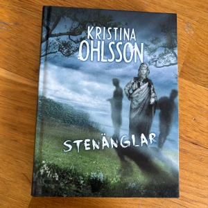 Barnbok/ ksiạžka dla dzieci, Stenänglar - En spännande och mystisk bok om Simona som tillbringar påsken hos sin mormor i Åhus. Något är fel – mormor är orolig, statyerna i trädgården rör sig och mystiska röster hörs. Tillsammans med sina vänner försöker Simona lösa gåtan. Perfekt för unga som gillar mysterier! Helt ny!