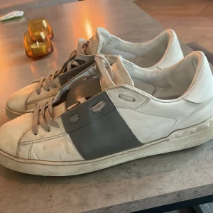 Valentino Garavani sneakers vit/grå - Valentino Opens gråa. Snygga fast lite slitna där av det låga priset. Skriv vid funderingar