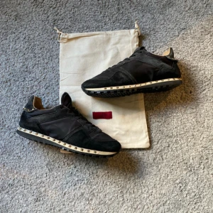 Valentino Rockrunner svarta sneakers - Valentino rockrunners | strl 41, passar 41-42 | bra skick, mockan behöver kärlek samt slitna i hälen | självklart äkta✅ | andra sulor för att göra de ännu bekvämare | 