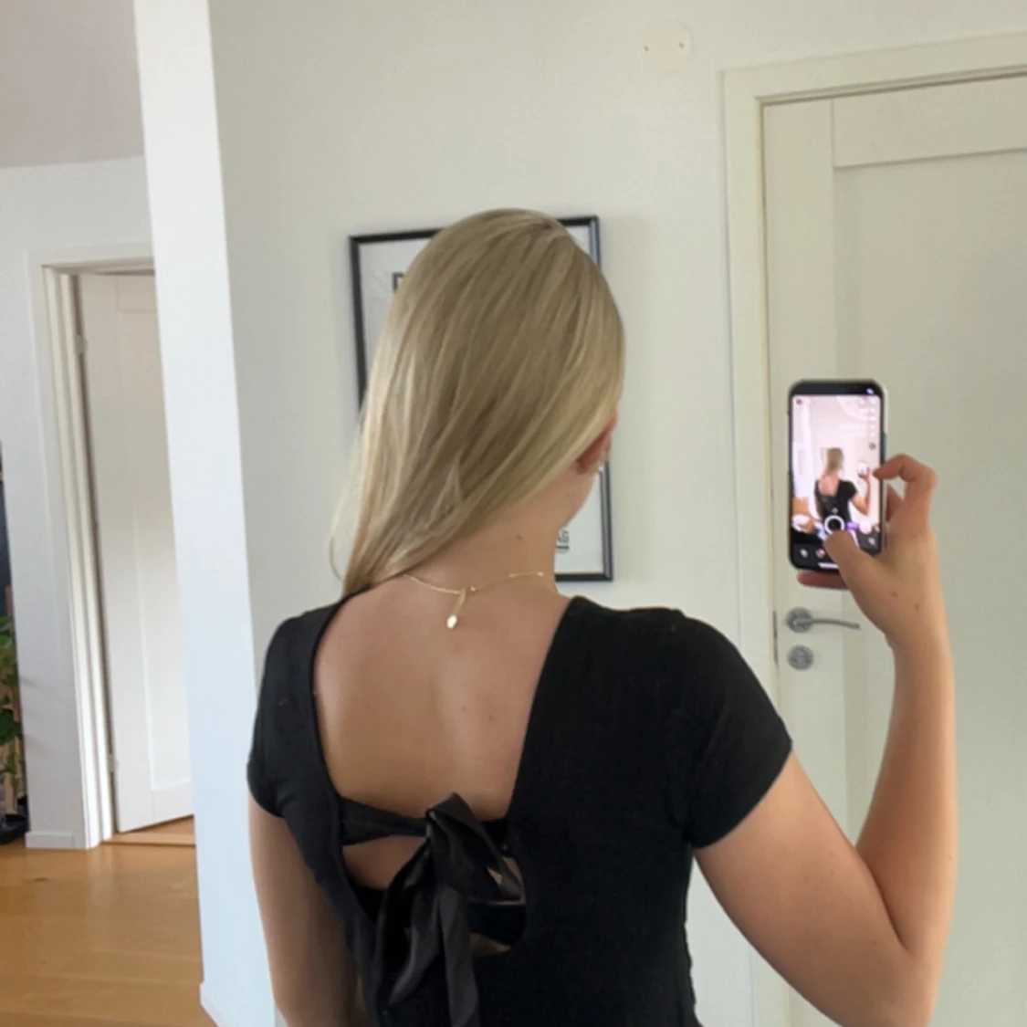 Svart topp med rosett i ryggen - 1