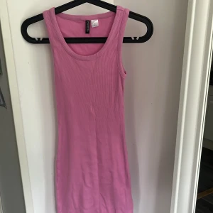 Rosa ribbad klänning från H&M  - Jag säljer en rosa ribbad kortklänning från H&M. Klänningen ser mindre på bild med det är ett stretchigt tyg, jag är 164cm och tycker ändå att jag kan ha den. Perfekt för sommaren och enkel att styla med sneakers eller sandaler. Hör av er om frågor❤️
