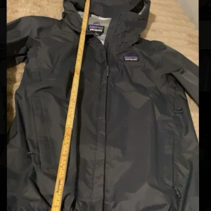 Patagonia Jacka - Jätte snygg Patagonia jacka med jätte snygg luva. Inga hål eller repor eller stains eller märken eller konstigt. Jätte fin verkligen använt i lite mindre än en månad passar S och M lite emellan men passar mig som har Storlek S. Köpte den för 2299kr. 