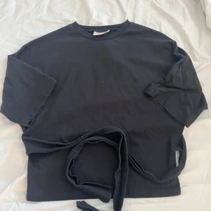 Nelly Tie back top - Säljer denna virala Tie back top från Nelly. Svart storlek XS