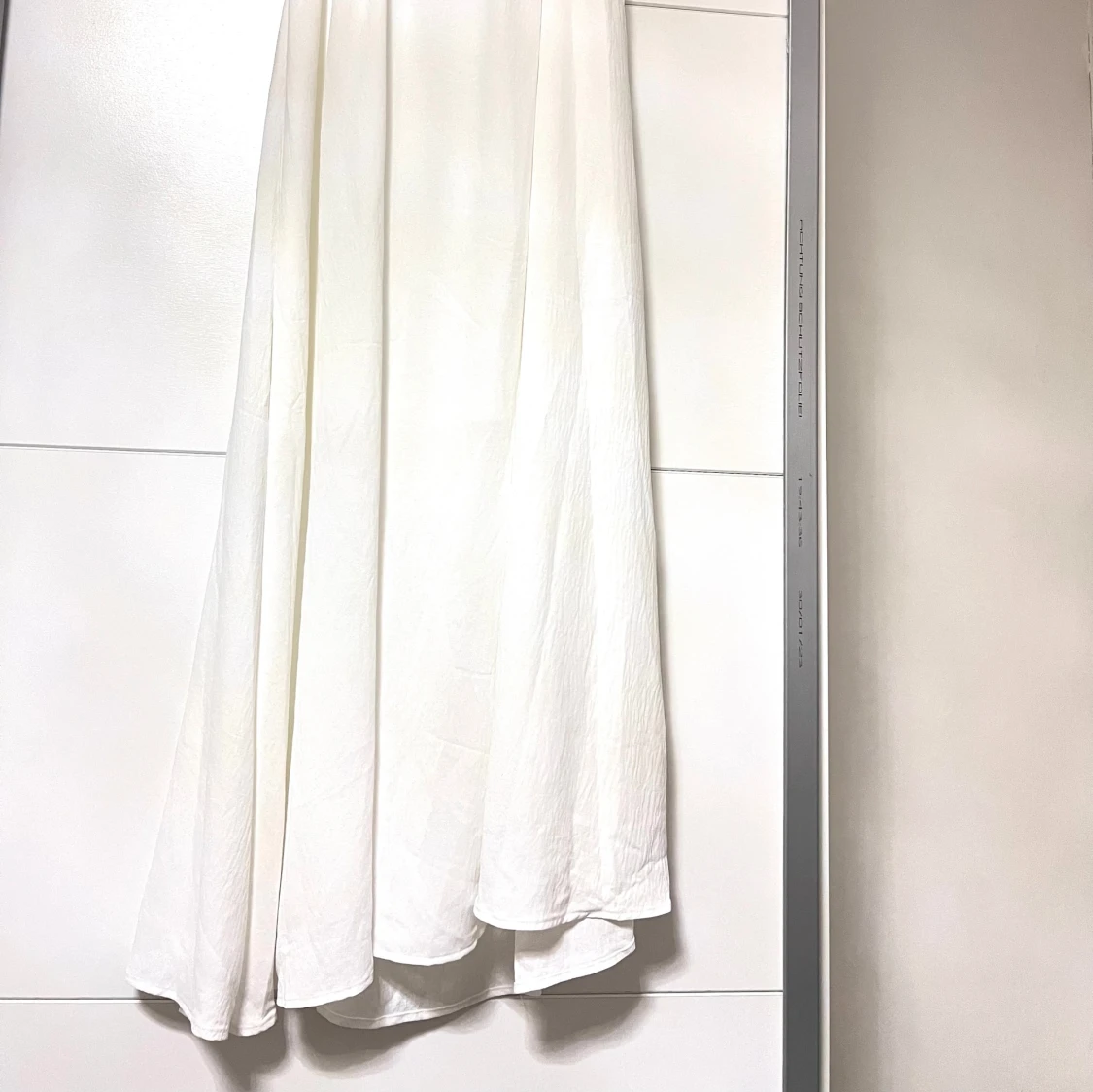 Vit långklänning med volangdetalj - 1