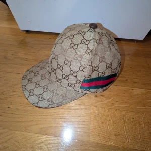 Oanvänd Gucci Keps Beige  - Snygg Beige Keps från Gucci. Oanvänd! Boxen är såld. GUCCI KEPSEN är i 10/10 skick