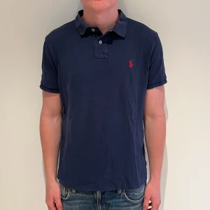 Ralph lauren pike - Ralph lauren piké | Skick: 9/10 | L (passar M) | Fraktar via postnord eller instabox på köparens bekostnad | Hör av dig vid minsta fråga eller fundering! 