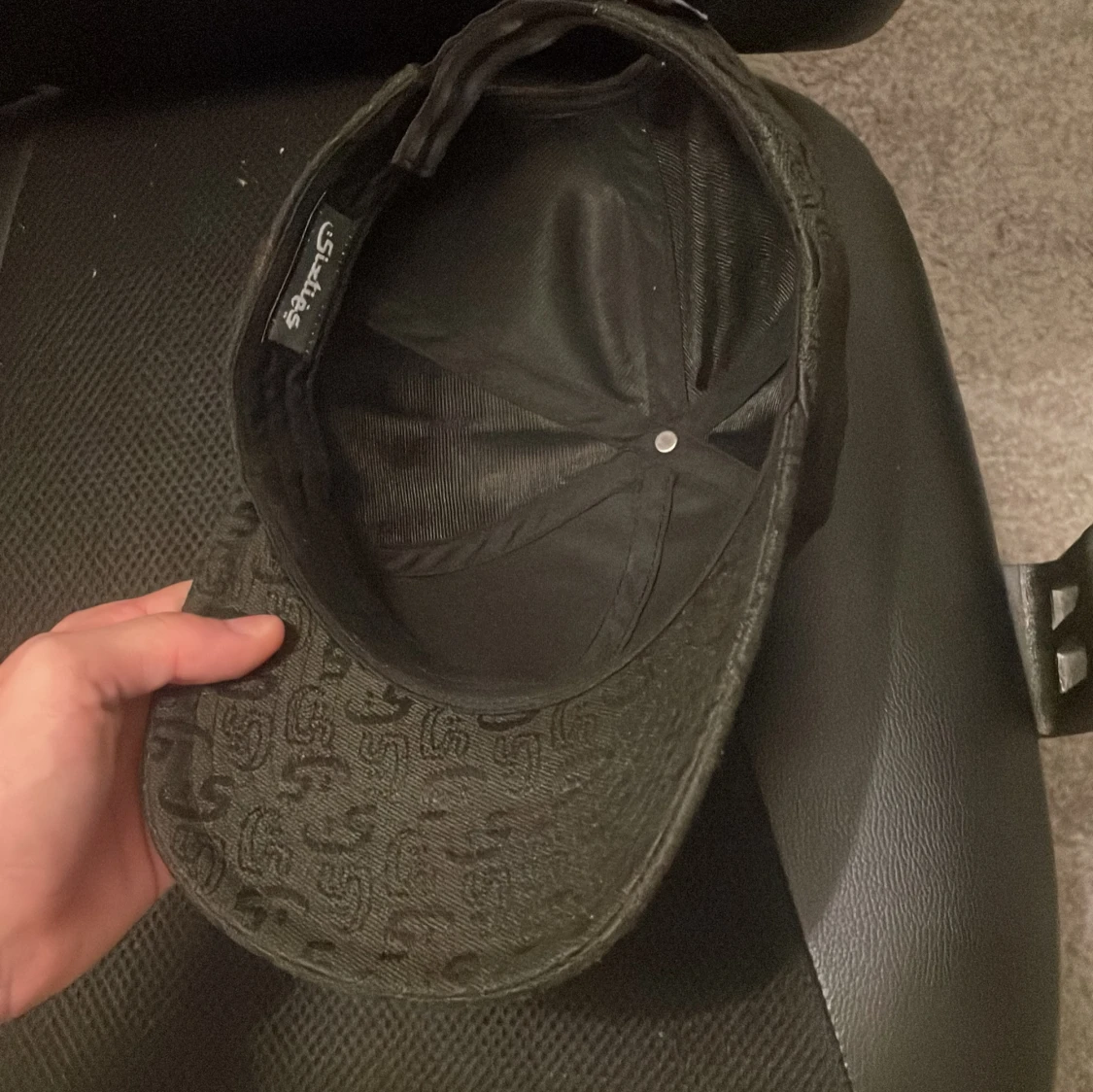 Svart keps från S. Luks med mönster - 3