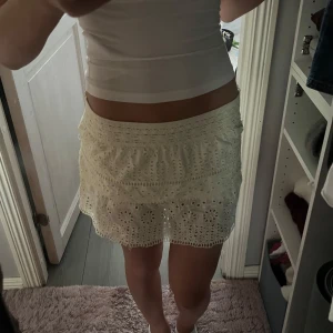 Kjol med broderier - Jättefin volang kjol från Zara i den somrigaste ljusgula färgen💕💕 från barnavdelningen men passar mig med XS/S