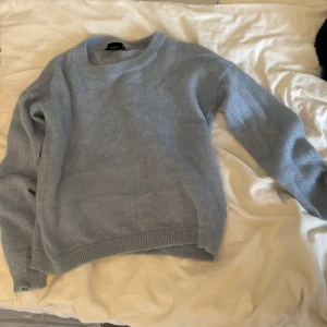 Ljusblå stickad tröja från Holebrook - Supermjuk ljusblå stickad tröja från Holebrook Sweden. Nypris: ca 2000kr på zalando💕