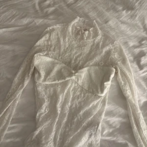 Spetstopp Nelly  - Snygg spetstopp från Nelly som är använd endast en gång! 