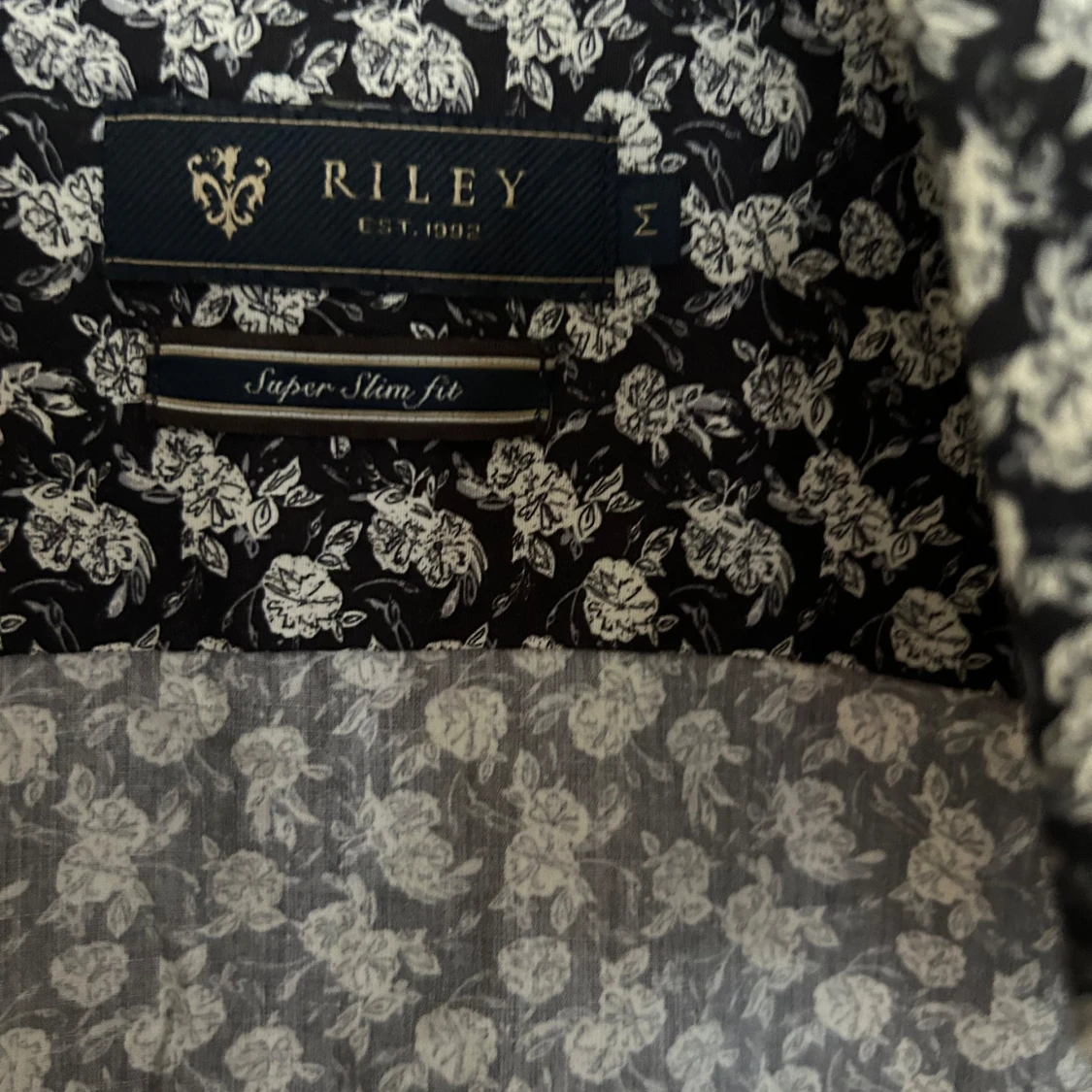 Svart blommig skjorta från Riley - 3