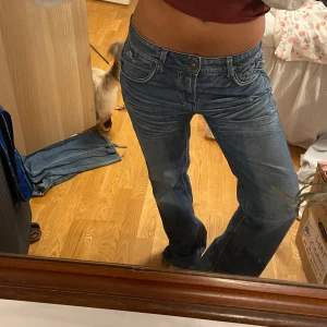 Dolce & Gabbana jeans - unika och SUPER SNYGGA raka jeans från dolce Gabbana, de är mer midwaist men går att hasa ner, jag är 164 och brukar ha 36/38! ❤️skriv om ni har frågor 🥰🥰