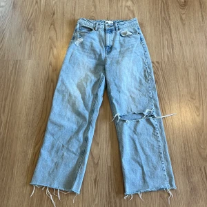 Jeans  - Hög midja och trasigt knä