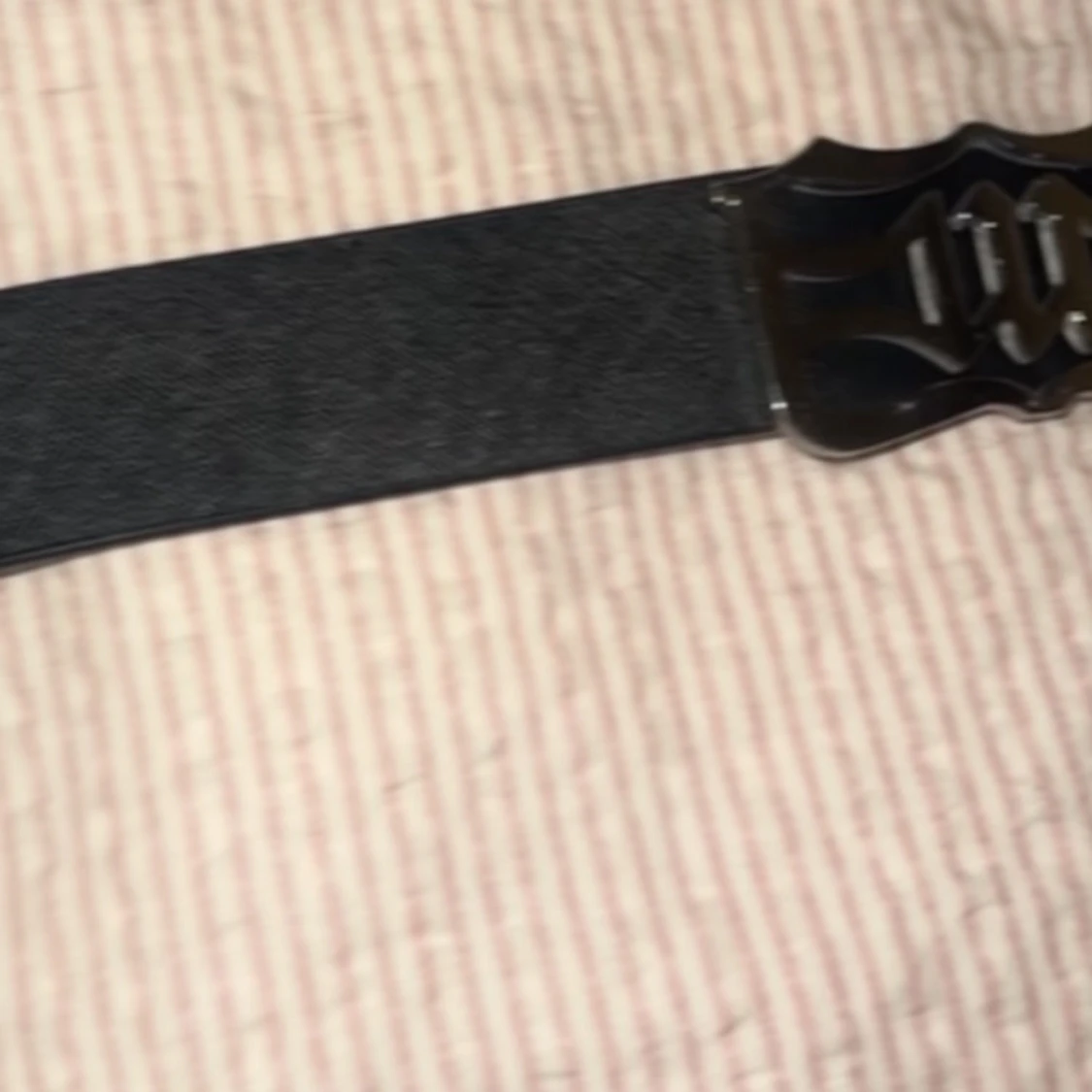 Svart brett bälte med metallspänne