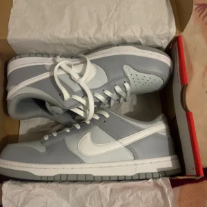 dunks nike  - hej nu säljer jag mina dunks skor för bara 1299kr helt nya. mer bilder kan få