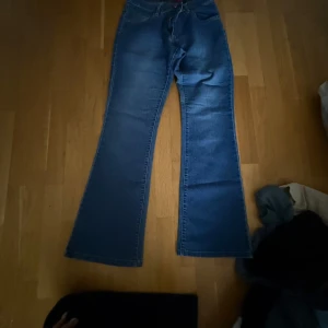 Blå bootcut jeans från B-Young & 157 - Två par blå jeans med bootcut och utsvängda ben, ett från B-Young och ett från 157. Båda är i oanvänt skick. 90kr st eller 160 för båda