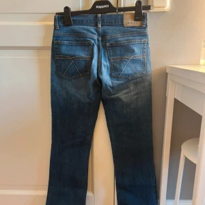 Blå lågmidjade jeans  - lågmidjade mörkblåa jeans, storlek 164 men passar XS, passar mig som är 160 cm🩷