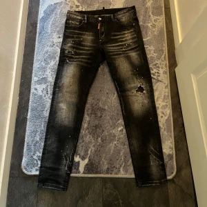 Dsquared 2 jeans - Ett par fräscha dsquared2 jeans med färgerna svart/ lite grå. Dom har slitningar lite överallt på jeansen och är använda 3 gånger. Kvitto finns🧾🚨
