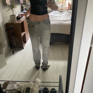 Lågmidjade jeans - Säljer ett par ljusgrå lågmidjade jeans från MEXXJeans med raka ben. Jeansen har klassiska fem fickor, dragkedja och knappstängning samt tydliga sömmar och logga på bakfickan. De är lite söndertrampade ner till, kan skicka fler bilder om du vill🤗 De är köpta från herr avdelningen men vem som kan ha dem. Passar framförallt längre personer, min kille som är 2 meter har dessa perfekt i längden. Storlek: W33 L36