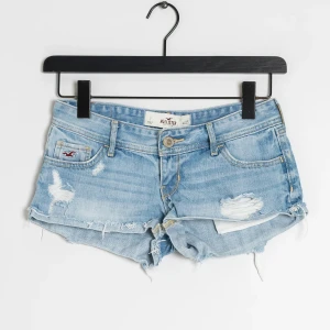 Ljusblå slitna shorts  - Snygga super lågmidjade jeansshorts från Hollister med slitna detaljer. Går inte under 250kr. 