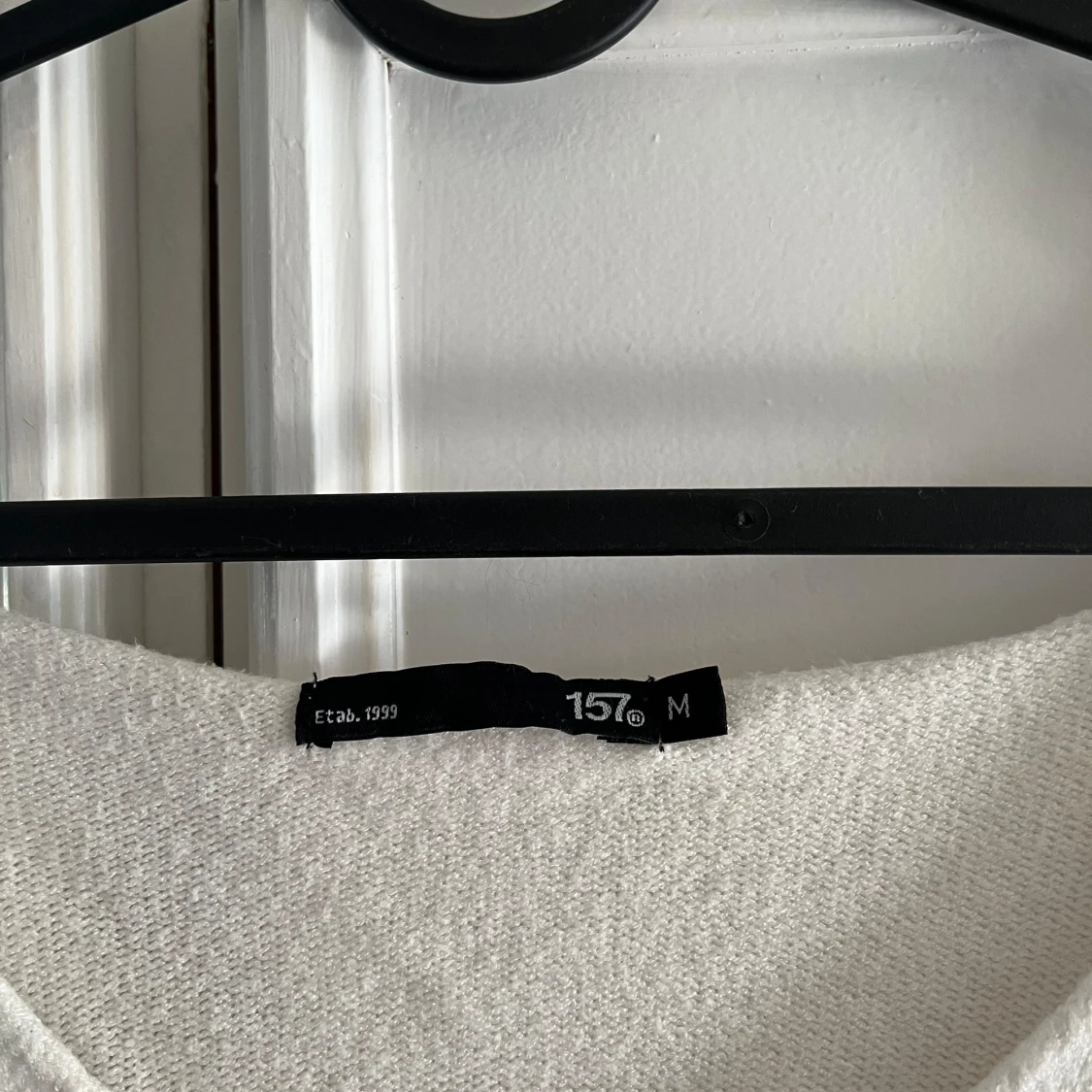 Vit stickad tröja från 157, v-ringad - 2