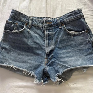 Zara shorts  - Superfina jeansshorts från Zara som inte passar längre! Storlek 38 och passar perfekt nu till sommarn o varmare grader 🙌🏼
