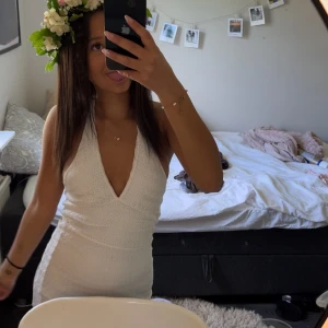 Vit kort klänning med v-ringning - Väldigt fin sommarklänning från hm använd en gång och i nyskick priset kan diskuteras och kontakta gärna för fler bilder