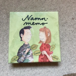 Namn-memo - Utmana dina vänner i ett roligt namn-memo! Para ihop namn som skrivs fram- och baklänges på 40 memobrickor. Perfekt för 2-4 spelare som gillar kluriga och snabba spel. Färgglada illustrationer och smarta regler gör det extra kul för unga och unga vuxna.