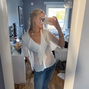 Vit blus med volang  - Vit blus med volang från Zara i storlek s, aldrig använd men har inte lappen kvar✨